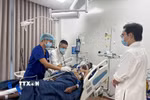 Lãnh đạo đặc khu Phú Quốc thăm hỏi nạn nhân đang chăm sóc, điều trị tại bệnh viện trên đảo Phú Quốc. (Ảnh: TTXVN phát)