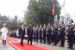 Chủ tịch nước Lương Cường và Tổng thống Burundi Évariste Ndayishimiye duyệt Đội danh dự Quân đội Nhân dân Việt Nam. (Ảnh: Lâm Khánh/TTXVN)