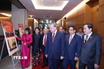 Tổng Bí thư Tô Lâm và các lãnh đạo, nguyên lãnh đạo Đảng, Nhà nước xem trưng bày ảnh. (Ảnh: Thống Nhất/TTXVN)