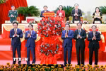 Chủ tịch Quốc hội Trần Thanh Mẫn tặng hoa chúc mừng Đại hội Đại biểu Đảng bộ tỉnh Khánh Hòa lần thứ nhất. (Ảnh: Doãn Tấn/TTXVN)