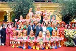 Tổng Bí thư, Chủ tịch nước Tô Lâm và Phu nhân Ngô Phương Ly cùng Tổng thống Hàn Quốc Lee Jae Myung và Phu nhân Kim Hye Kyung chụp ảnh chung với các nghệ sỹ biểu diễn nghệ thuật chào mừng. (Ảnh: Thống Nhất/TTXVN)