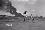 Quân giải phóng tiến vào đánh chiếm sân bay Hòa Bình ở thị xã Buôn Ma Thuột (1975). (Ảnh: TTXVN)