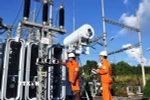Kiểm tra vận hành các công trình điện. (Ảnh: TTXVN phát)