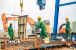 Máy móc, nhân lực của nhà thầu chia thành nhiều mũi, phấn đấu hoàn thành bệ trụ cầu Thượng Cát trước ngày 30/6/2026 và hợp long cầu dự kiến vào ngày 20/9/2026. (Ảnh: Trung Nguyên/TTXVN) 