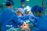 Các bác sỹ Bệnh viện Đại học Y dược Thành phố Hồ Chí Minh thực hiện ghép tim cho người bệnh. (Ảnh: TTXVN phát)