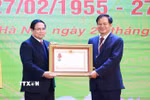 Thủ tướng Phạm Minh Chính trao tặng Huân chương Lao động hạng Ba cho Phó Giáo sư-Tiến sỹ Đào Xuân Cơ, Giám đốc Bệnh viện Bạch Mai. (Ảnh: Dương Giang/TTXVN)