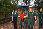 Di chuyển hài cốt liệt sỹ về nơi an táng tại Nghĩa trang Liệt sỹ Phục Hòa, xã Phục Hòa, tỉnh Cao Bằng. (Ảnh: Phương Quyền/TTXVN)