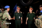 Thiếu tướng Phạm Mạnh Thắng, Cục trưởng Cục Gìn giữ hòa bình Việt Nam chúc mừng đoàn công tác Bệnh viện dã chiến 2.6 hoàn thành nhiệm vụ quốc tế. (Ảnh: Tuấn Anh/TTXVN)