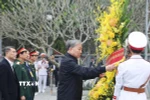 Tổng Bí thư Tô Lâm dâng hoa tại Nghĩa trang Liệt sỹ Quốc gia Vị Xuyên. (Ảnh: Thống Nhất/TTXVN)