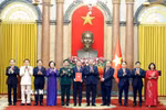 Tổng Bí thư, Chủ tịch nước Tô Lâm trao Quyết định của Bộ Chính trị chỉ định nhân sự của Đảng ủy Chính phủ nhiệm kỳ 2025-2030. (Ảnh: Thống Nhất/TTXVN)