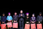 Tổng Bí thư Tô Lâm tặng quà cho gia đình chính sách huyện Quản Bạ, tỉnh Hà Giang. (Ảnh: Thống Nhất/TTXVN)