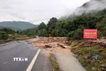 Điểm sạt lở trên tuyến đường Hồ Chí Minh qua xã Bến Giằng (Đà Nẵng) đã được khắc phục tạm, thông tuyến một làn đường. (Ảnh: Đỗ Trưởng/TTXVN)
