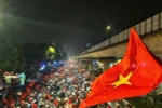 Người dân Thủ đô đổ ra đường ăn mừng chiến thắng của Đội tuyển Việt Nam tại đường Nguyễn Trãi. (Ảnh: Tuấn Anh/TTXVN)