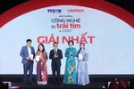 Tổng Giám đốc TTXVN Vũ Việt Trang và Chủ tịch Hội Nhà báo Việt Nam Lê Quốc Minh trao giải Nhất cho các tác giả đoạt giải. (Ảnh: Minh Quyết/TTXVN)