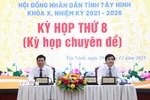 Lãnh đạo Hội đồng Nhân dân tỉnh Tây Ninh chủ trì Kỳ họp thứ 8. (Ảnh: Thanh Tân/TTXVN)