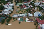 Lụt ngập diện rộng trên địa bàn tỉnh Khánh Hòa khiến nhiều nhà dân bị chìm trong biển nước. (Ảnh: TTXVN phát)