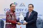 Chủ tịch Quốc hội Trần Thanh Mẫn tặng quà lưu niệm Thủ tướng Malaysia Anwar Ibrahim. (Ảnh: Doãn Tấn/TTXVN)