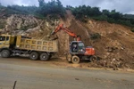 Đơn vị thi công khắc phục sự cố sạt lở tại đèo An Khê. (Ảnh: Sỹ Thắng/TTXVN)