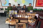 Một số đối tượng cùng tang vật trong một vụ án buôn bán pháo nổ. (Ảnh: TTXVN phát)