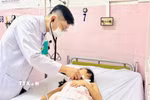 Bác sỹ thăm khám cho học sinh nghi ngộ độc thực phẩm. (Ảnh minh họa: TTXVN phát)