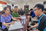 Các đối tượng tại cơ quan công an. (Ảnh: TTXVN phát)