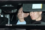 Tổng thống Hàn Quốc bị luận tội Yoon Suk Yeol được áp giải đến trung tâm giam giữ Seoul sau khi bị thẩm vấn tại Gwacheon, ngày 15/1/2025. (Ảnh: Yonhap/TTXVN)