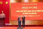 Ủy viên Bộ Chính trị, Bí thư Trung ương Đảng, Trưởng Ban Tổ chức Trung ương Lê Minh Hưng (phải) trao Quyết định cho tân Bí thư Tỉnh ủy Quảng Ninh Quản Minh Cường. (Ảnh: Văn Đức/TTXVN)