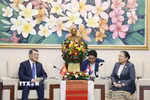 Ông Lê Minh Hưng, Ủy viên Bộ Chính trị, Bí thư Trung ương Đảng, Trưởng Ban Tổ chức Trung ương gặp bà Sisay Leudetmounsone, Ủy viên Bộ Chính trị, Bí thư Trung ương Đảng, Trưởng Ban Tổ chức Trung ương Lào. (Ảnh: Thống Nhất/TTXVN)