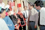 Chủ tịch nước Trần Đức Lương nói chuyện với đồng bào các dân tộc xã Phong Dụ, huyện miền núi Tiên Yên (Quảng Ninh), năm 1997. (Ảnh: Trọng Nghiệp/TTXVN)