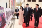 Chủ tịch nước Lương Cường và Tổng Bí thư, Chủ tịch nước Lào Thongloun Sisoulith tham quan trưng bày ảnh quan hệ hữu nghị hai nước do Thông tấn xã Việt Nam thực hiện. (Ảnh: Lâm Khánh/TTXVN)