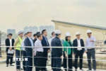 Bí thư Thành ủy Hà Nội Bùi Thị Minh Hoài và Chủ tịch Ủy ban Nhân dân thành phố Hà Nội Trần Sỹ Thanh kiểm tra tại Dự án hệ thống xử lý nước thải Yên Xá hồi tháng 12/2024. (Ảnh: Tuyết Mai/TTXVN)