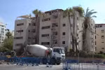 Một tòa nhà chung cư ở đường Levy Eshkol, Tel Aviv bị phá hủy do trúng tên lửa rạng sáng 16/6. (Ảnh: Thanh Bình/TTXVN)