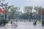 Khu vực vườn hoa Lý Thái Tổ và phố đi bộ Hoàn Kiếm luôn đông người dân và du khách tham quan, dạo chơi. (Ảnh: Tuyết Mai/TTXVN)