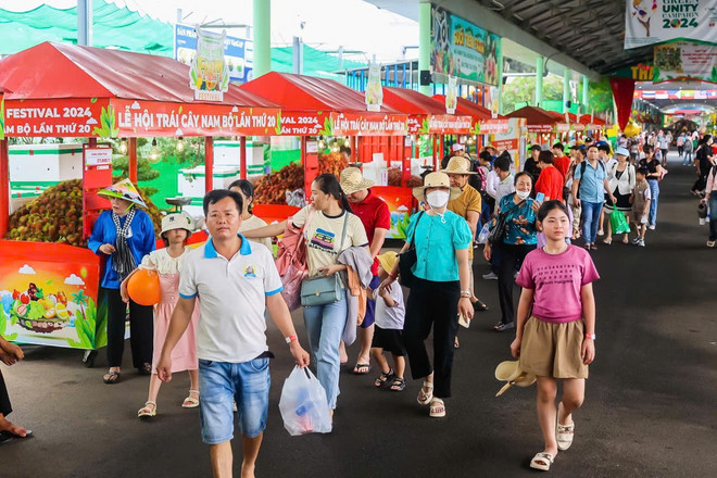 អតិថិជនទិញទំនិញនៅពិធីបុណ្យផ្លែឈើ។ (រូបថត៖ Khanh Ly/Vietnam+) hinh-2-nguoi-dan-mua-sam-trai-cay-tai-le-hoi.jpg