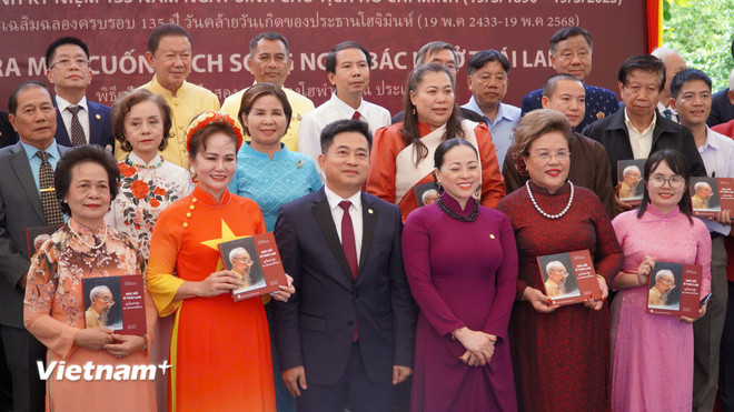 ễ ra mắt cuốn sách “Bác Hồ ở Thái Lan” nhân kỷ niệm 135 năm Ngày sinh Chủ tịch Hồ Chí Minh. (Ảnh: Khánh Ly/Vietnam+) vnp-nxbramatsachbachoothailan5.jpg