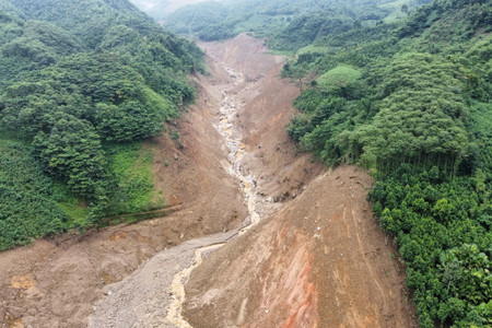 Vết tích của trận lũ ống, lũ quét kéo dài từ đỉnh núi Voi xuống nơi hàng trăm con người Làng Nủ đang sinh sống bình yên, sáng 10/9. (Ảnh: Hoàng Hiếu/TTXVN)