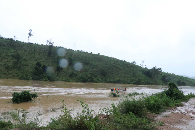 Lực lượng chức năng sử dụng canô tiếp tế lương thực, di dời các hộ dân vùng trũng thấp ở Cư San, huyện M' Đrắk, lên nơi an toàn. (Ảnh: Anh Dũng/TTXVN)