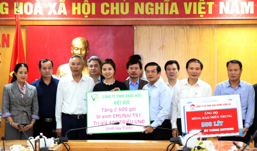 Các đơn vị, tổ chức trao biểu trưng hỗ trợ vật tư, giống, thuốc bảo vệ thực vật cho nhân dân Hà Tĩnh. (Ảnh: Công Tường-TTXVN)