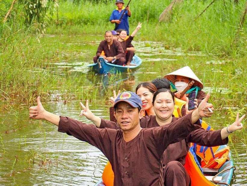 Du khách thích thú với hình thức đi xuyên rừng bằng xuồng ba lá tại điểm du lịch sinh thái ở vùng rừng U Minh hạ. (Ảnh: Huỳnh Anh/TTXVN)