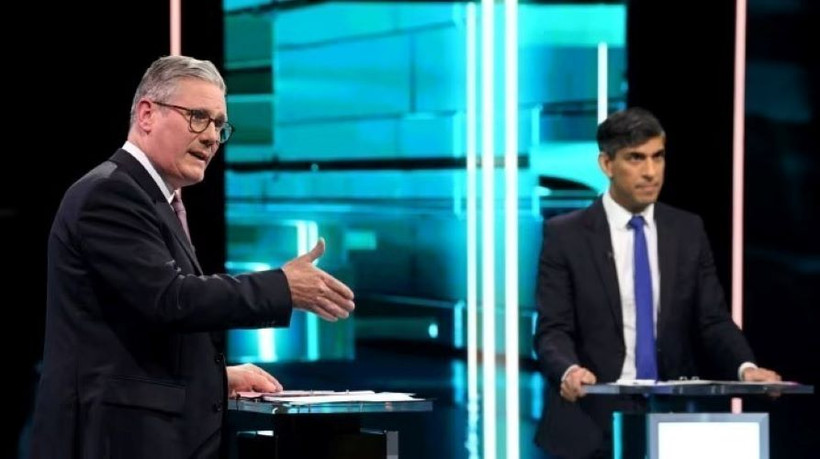 Thủ tướng Anh Rishi Sunak (phải) và lãnh đạo Công đảng Keir Starmer trong cuộc tranh luận trực tiếp đầu tiên trên truyền hình, ở Manchester, ngày 4/6/2024. (Ảnh: ITV/TTXVN)