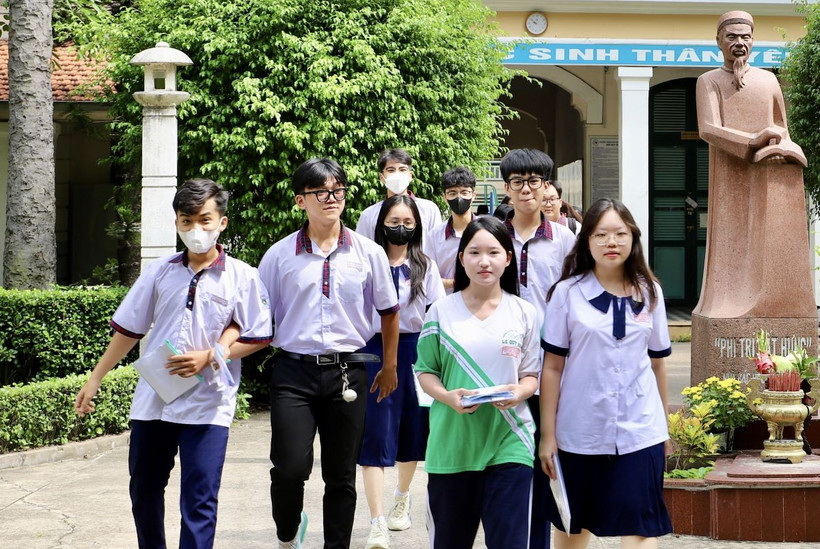 Các thí sinh nhận xét đề thi dễ nhưng hơi dài, có tính phân hoá cao. (Ảnh: Hồng Giang/TTXVN)