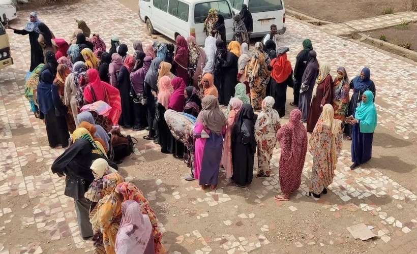 Người tị nạn Sudan chờ nhận thực phẩm cứu trợ tại Gedaref, Sudan. (Ảnh: Getty Images/TTXVN)