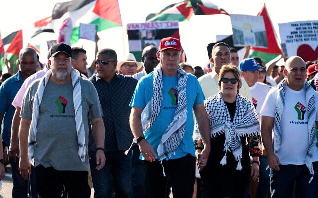 Thủ tướng Cuba Manuel Marrero, Chủ tịch Cuba Miguel Diaz-Canel và phu nhân Lis Cuesta tham gia cuộc tuần hành ủng hộ người dân Palestine tại La Habana, ngày 23 tháng 11 năm 2023. (Ảnh: AFP)