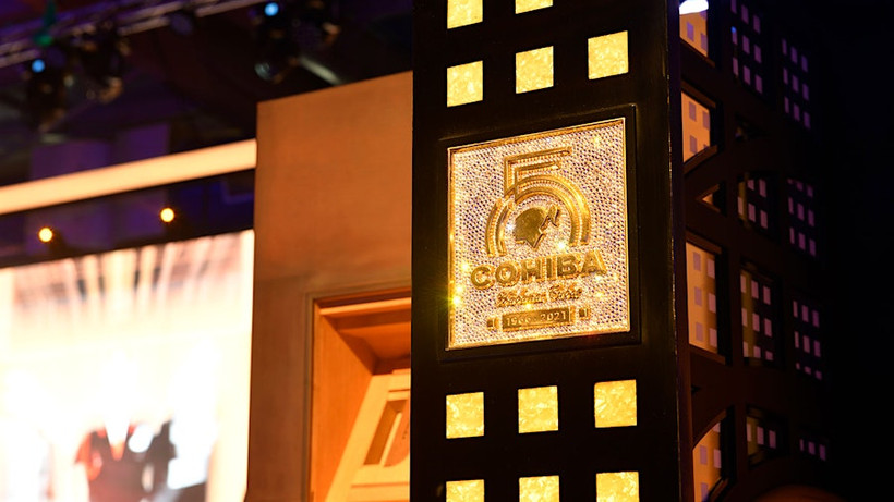 Một chiếc tủ giữ ẩm xì gà được khảm hàng trăm viên pha lê Swarovski lấp lánh của ập đoàn Habanos S.A. (Ảnh: Habanos S.A) 