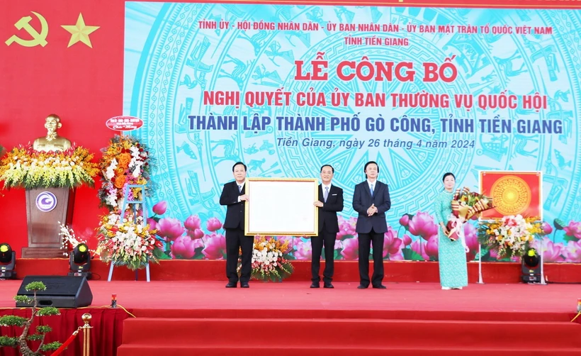 Thừa ủy quyền, đồng chí Nguyễn Văn Danh (thứ hai, từ phải sang), Ủy viên Trung ương Đảng, Bí thư Tỉnh ủy Tiền Giang trao Nghị quyết thành lập thành phố Gò Công cho Đảng bộ, chính quyền và nhân dân Gò Công. (Ảnh: Hữu Chí/)TTXVN