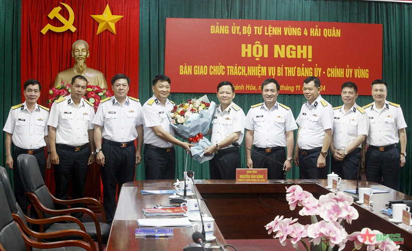 Trung tướng Nguyễn Văn Bổng, Bí thư Đảng ủy, Chính ủy Hải quân tặng hoa chúc mừng Thượng tá Bùi Xuân Bình. (Nguồn: Báo Quân đội Nhân dân)