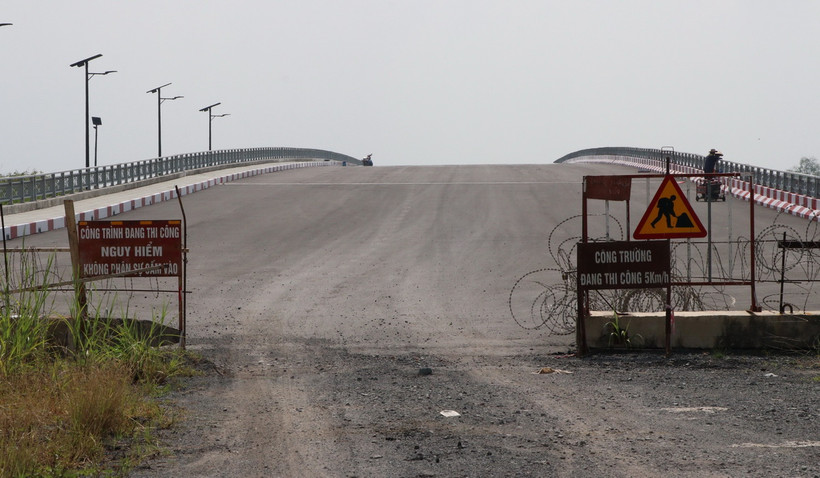 Cầu Vàm Cái Sứt đã cơ bản hoàn thành nhưng chưa có đường kết nối. (Ảnh: Sỹ Tuyên/TTXVN)