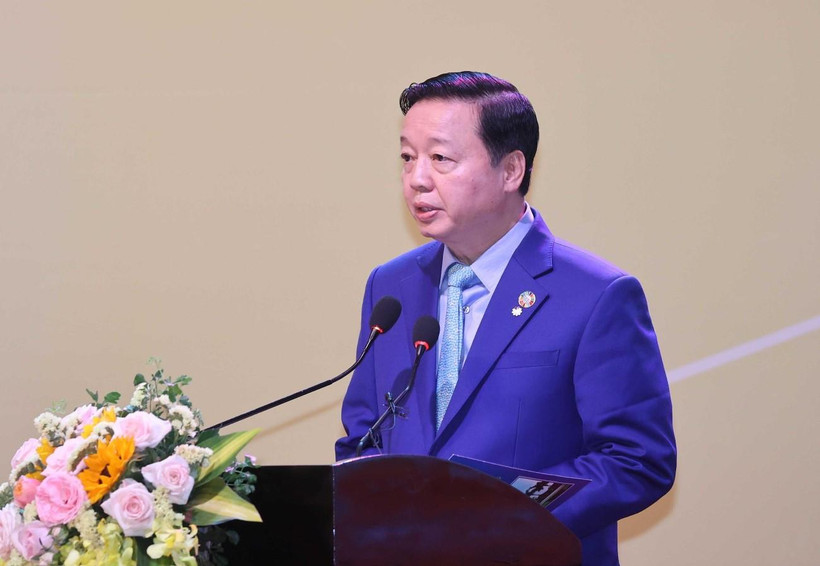 Bộ trưởng Bộ Tài nguyên và Môi trường Trần Hồng Hà trình bày báo cáo đánh giá 3 năm thực hiện Nghị quyết số 120/NQ-CP. (Ảnh: Thống Nhất/TTXVN)