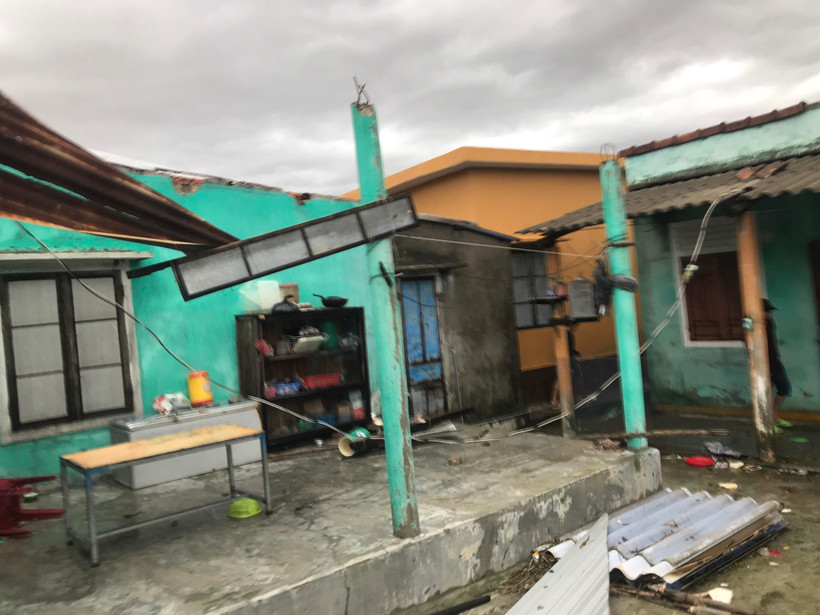 Cơn bão số 13 làm tốc mái nhiều nhà dân ở huyện Phú Vang, Thừa Thiên-Huế. (Ảnh: TTXVN phát)