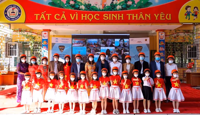 Giáo viên và học sinh tại tỉnh Thái Nguyên nhận mũ bảo hiểm từ dự án Hành trong an toàn. (Ảnh: CTV/Vietnam+)